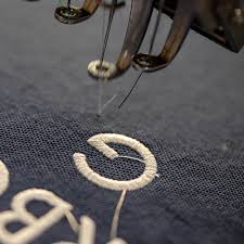 Элегантная вышивка на головных уборах искусство, стиль и самовыражение